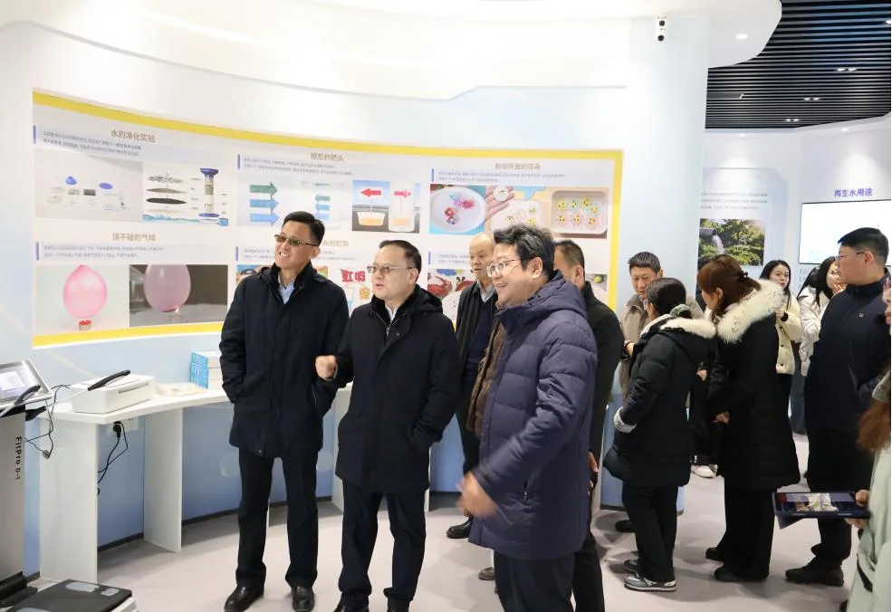 节水科普馆内参观与展板讲解现场